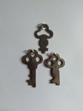 3 Rustic Antique Keys
